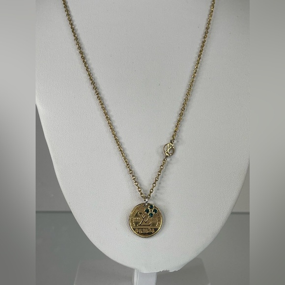 Louis Vuitton Collier Medal Miss Windsor Gold Tone Pendant Necklace - Picture 2 of 9